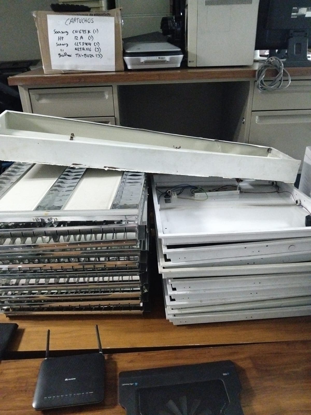 Equipo de oficina, charolas de servidor y una caja rotulada con el inventario, listos para la recolección
