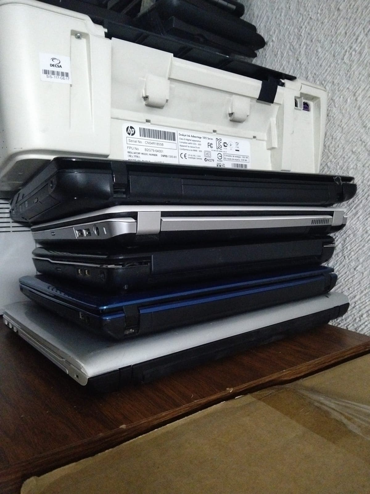 Laptops en desuso apiladas, listas para borrar sus datos de forma segura antes de reciclarse