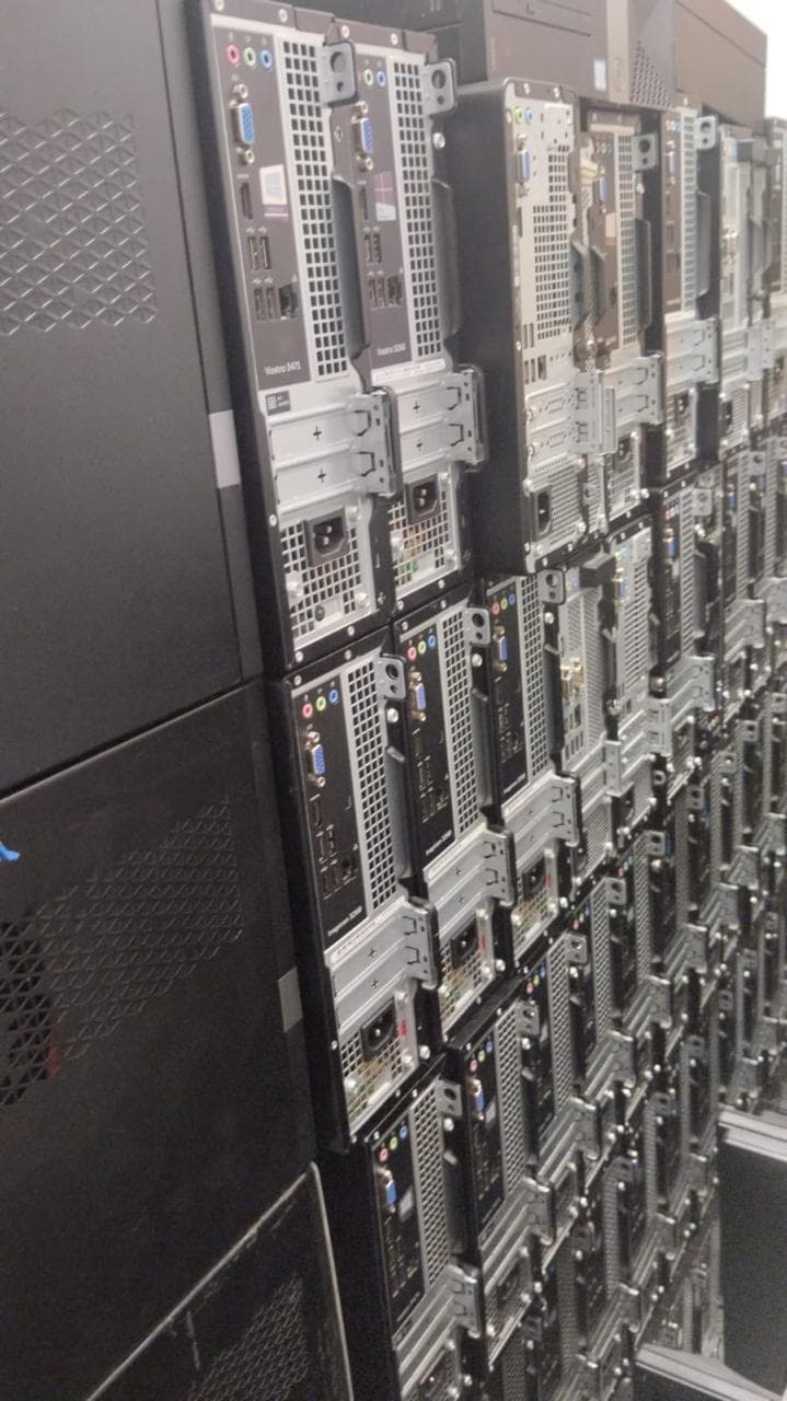 Hileras de torres de computadora recolectadas y acomodadas para su reciclaje